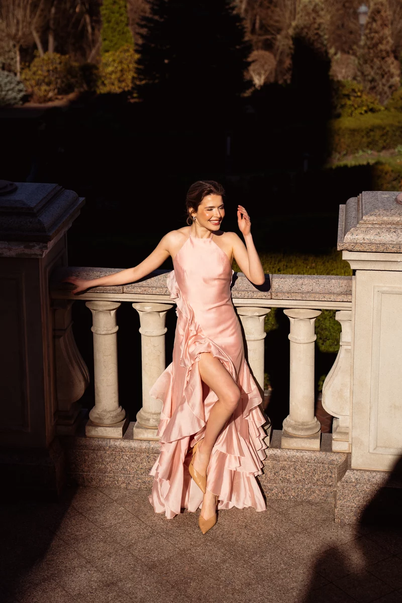 Розовое платье макси с органзы асимметричного кроя фотография 1