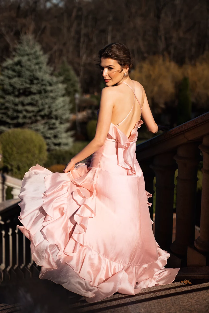 Розовое платье макси с органзы асимметричного кроя фотография 2