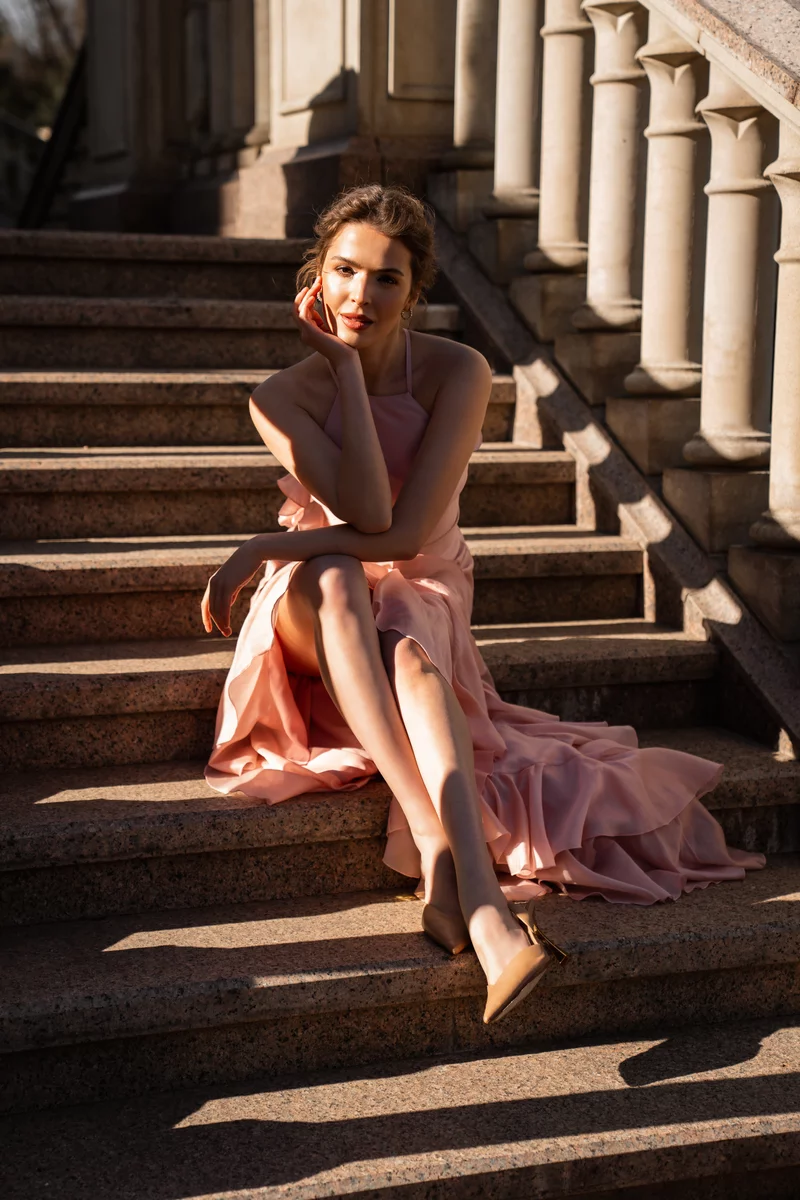 Розовое платье макси с органзы асимметричного кроя фотография 3