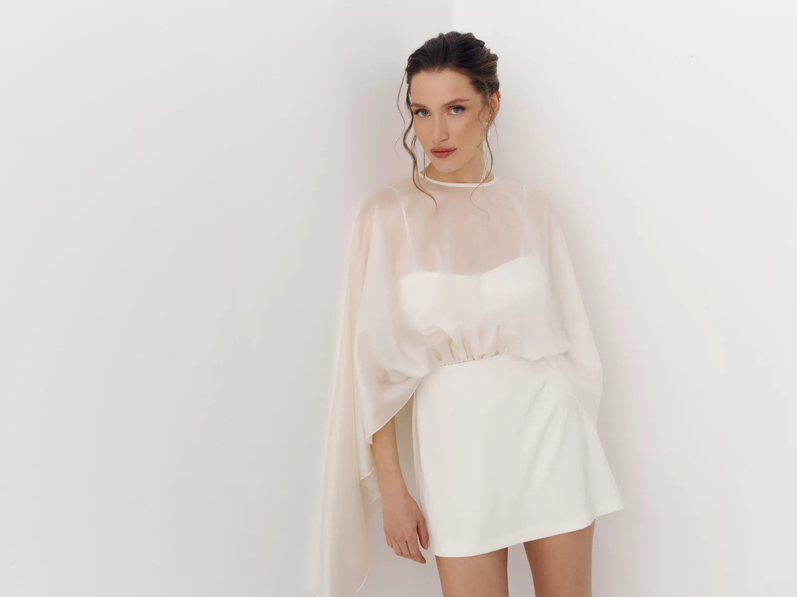 Молочный сатиновый комбинезон с накидкой фотография 1