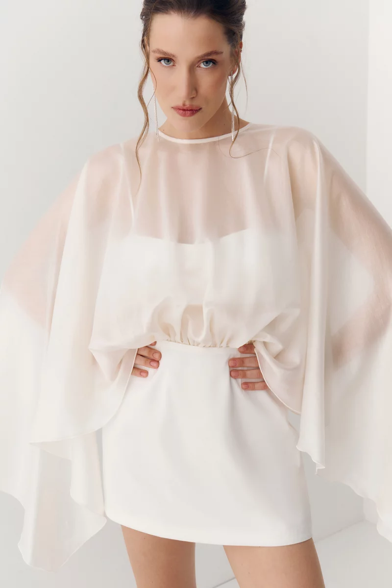 Молочный сатиновый комбинезон с накидкой фотография 2