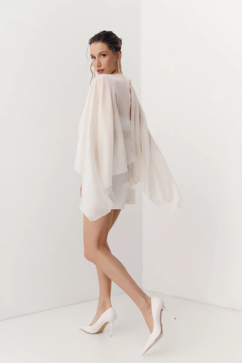 Молочный сатиновый комбинезон с накидкой фотография 3
