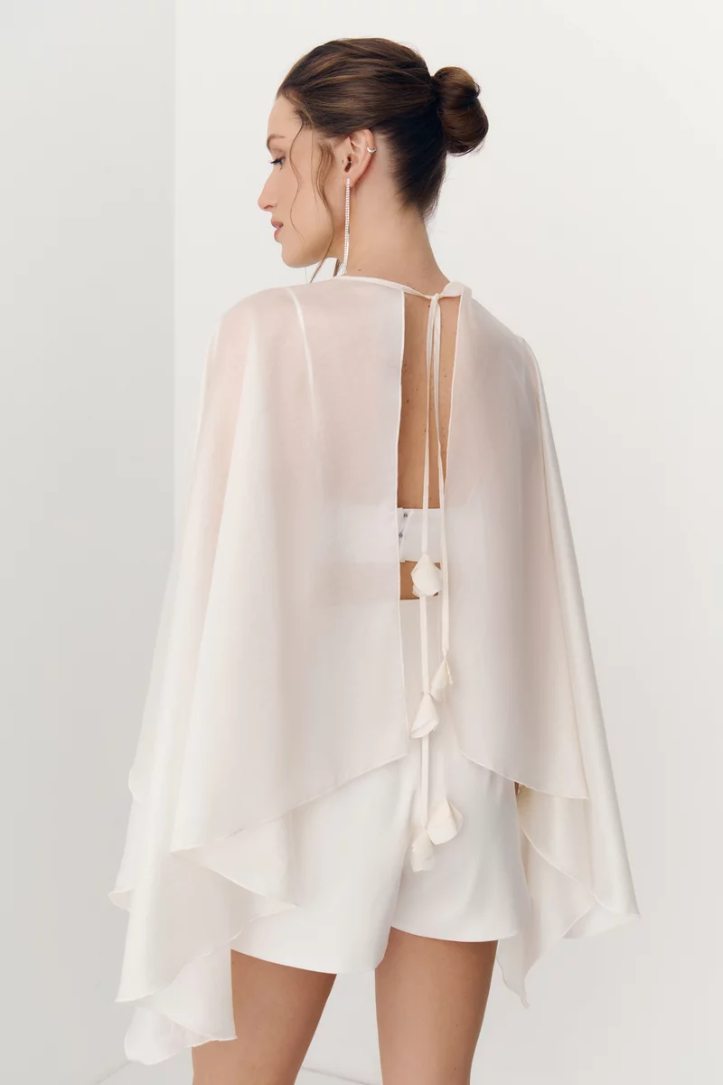 Молочный сатиновый комбинезон с накидкой фотография 5