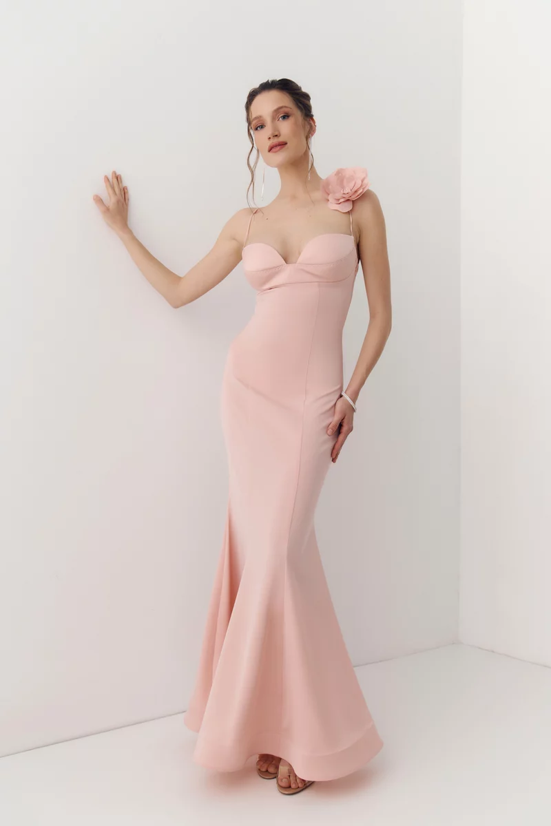 Розовое сатиновое платье макси фотография 2