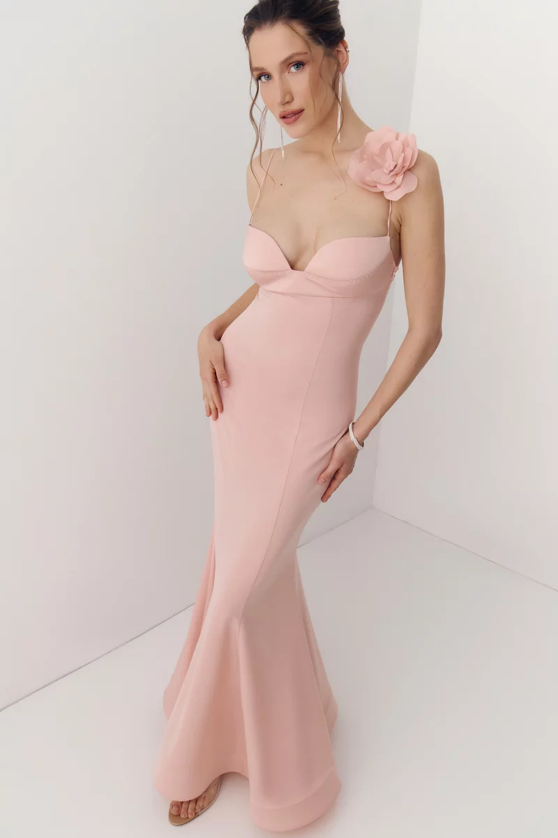 Розовое сатиновое платье макси фотография 3