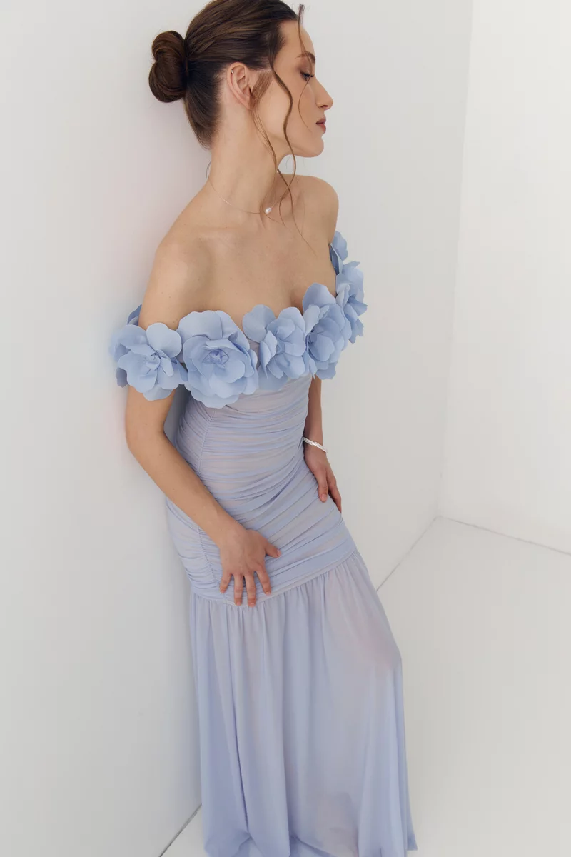 Голубое платье макси из стрейч-сетки с цветами фотография 5