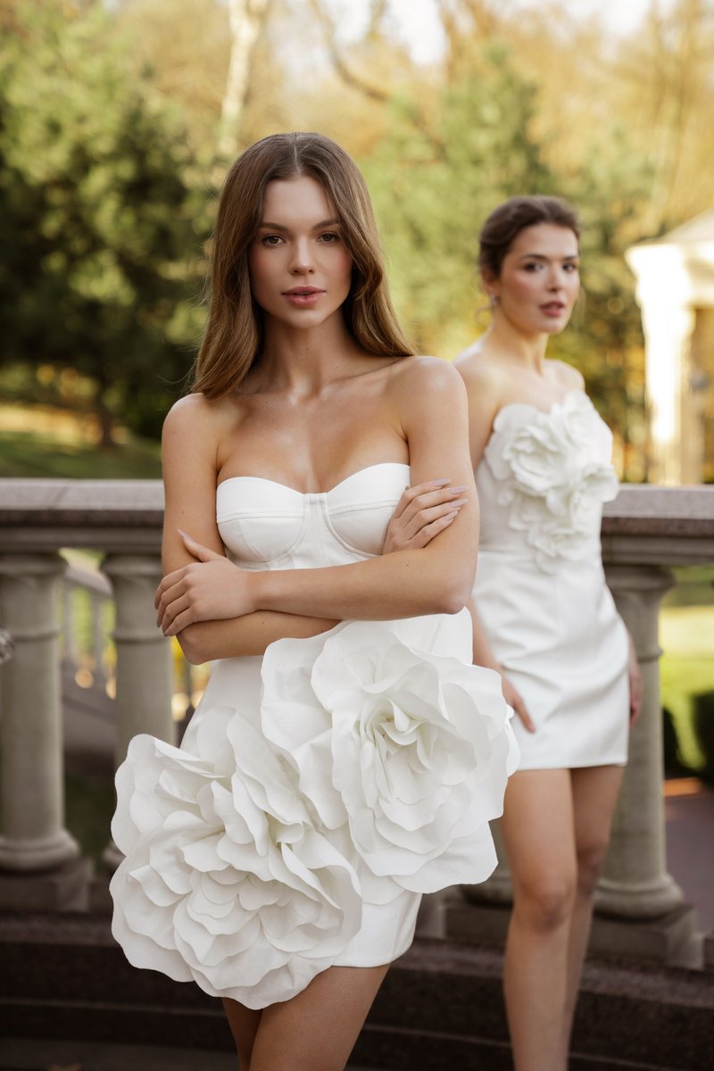 Молочное сатиновое платье мини с акцентными цветами фотография 1