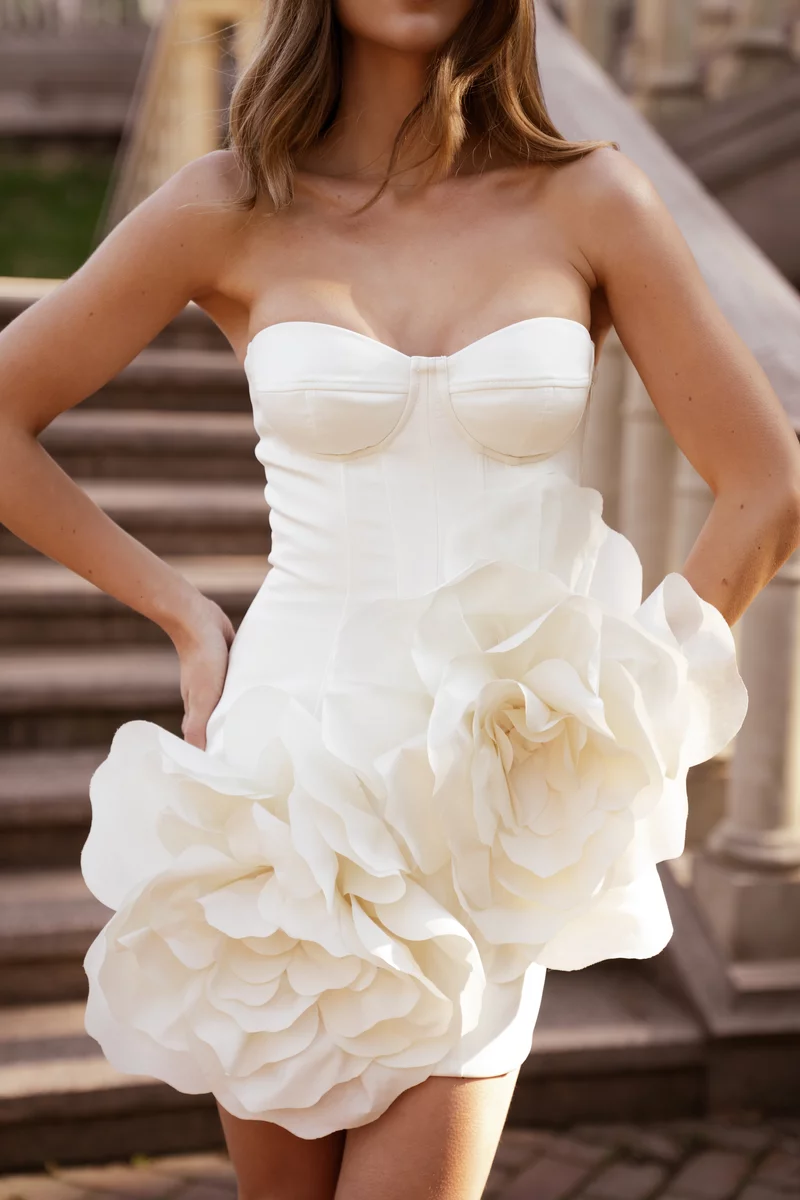 Молочное сатиновое платье мини с акцентными цветами фотография 5