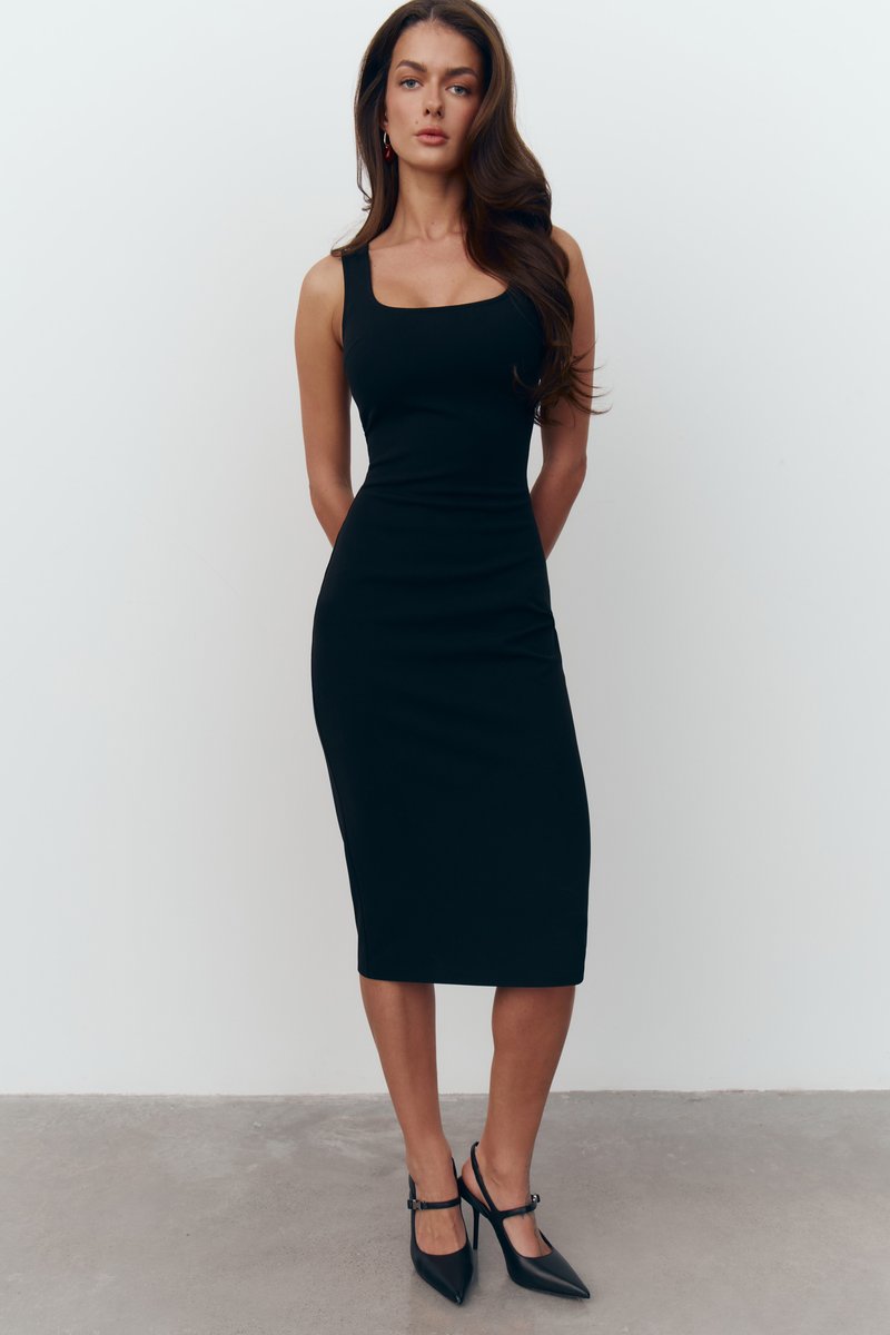 Черное трикотажное платье миди на широких бретелях фотография 1