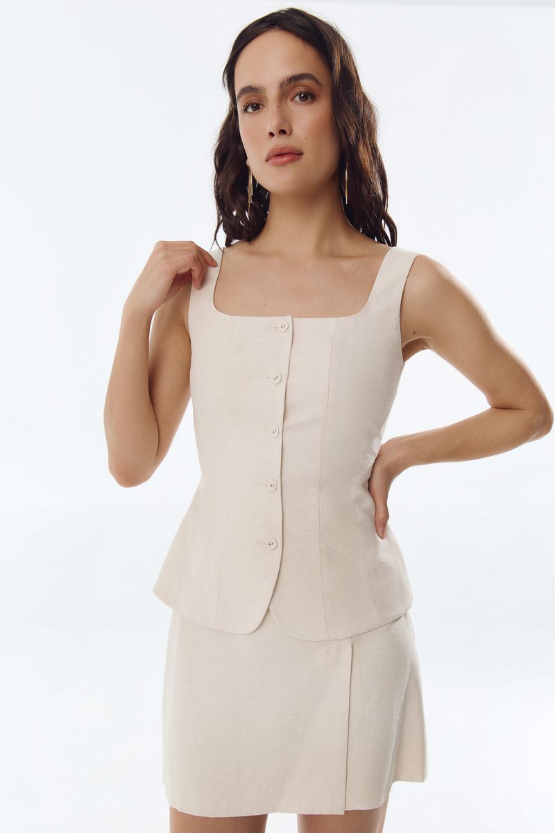 

Молочний жилет на широких бретелях