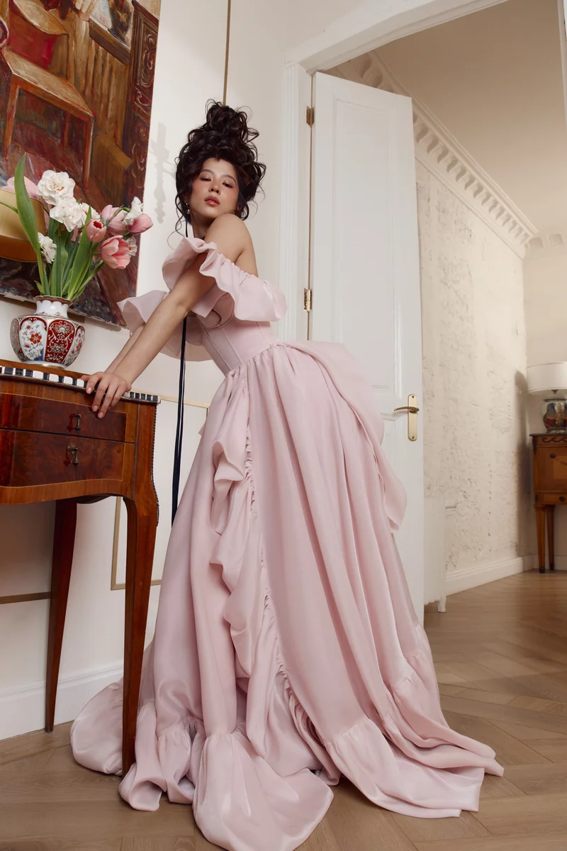 Длинное платье из органзы со шлейфом Le Bal фотография 4