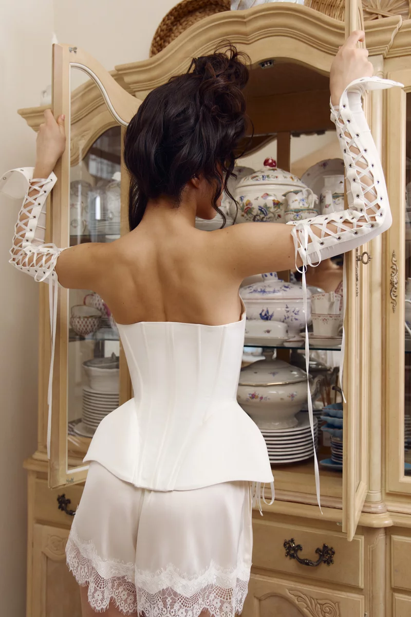 Молочный сатиновый корсет с баской Antoinette фотография 3