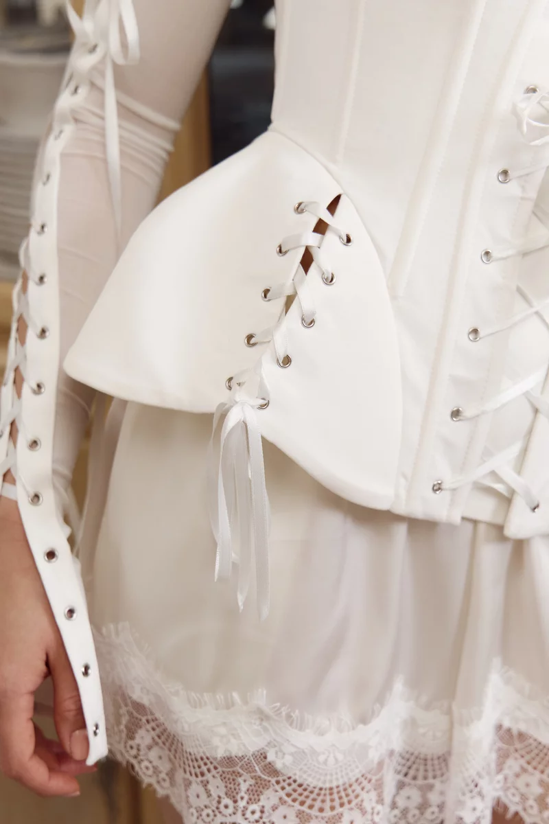 Молочный сатиновый корсет с баской Antoinette фотография 5