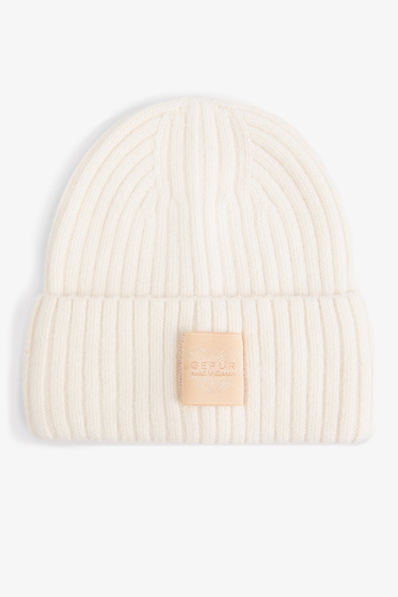 

Молочна ангорова шапка з відворотом