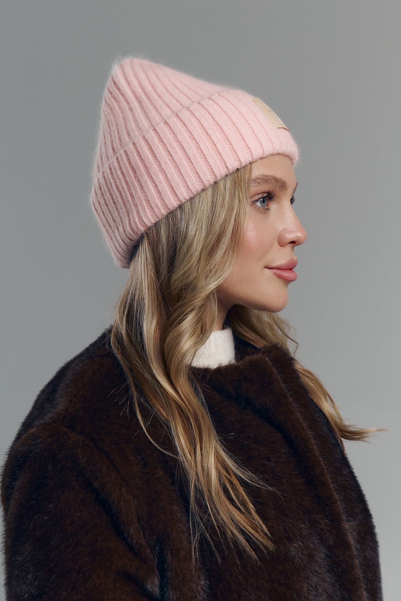 

Рожева ангорова шапка з відворотом