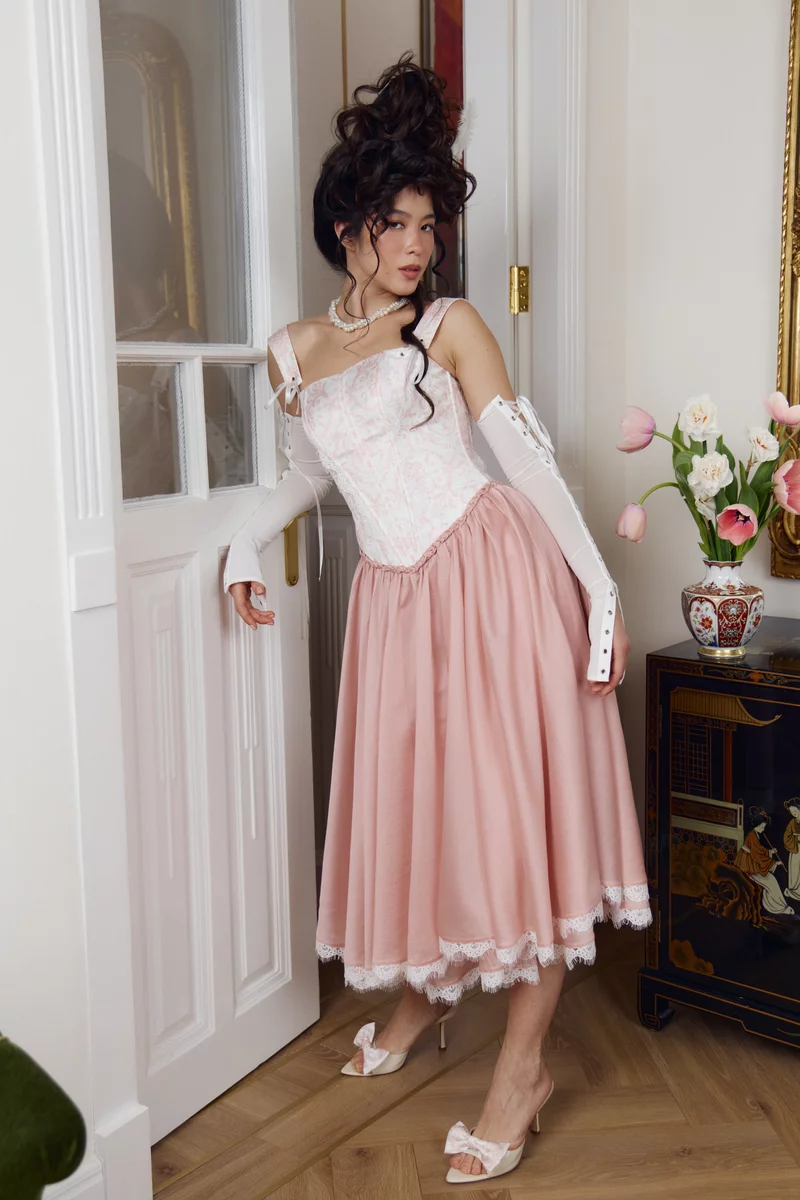 Розовое сатиновое платье макси с принтом Jeanne фотография 3