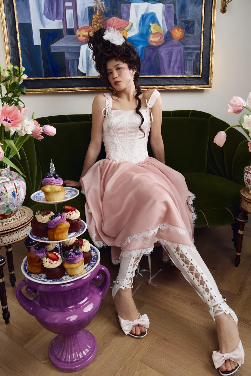 Розовое сатиновое платье макси с принтом Jeanne фотография 4