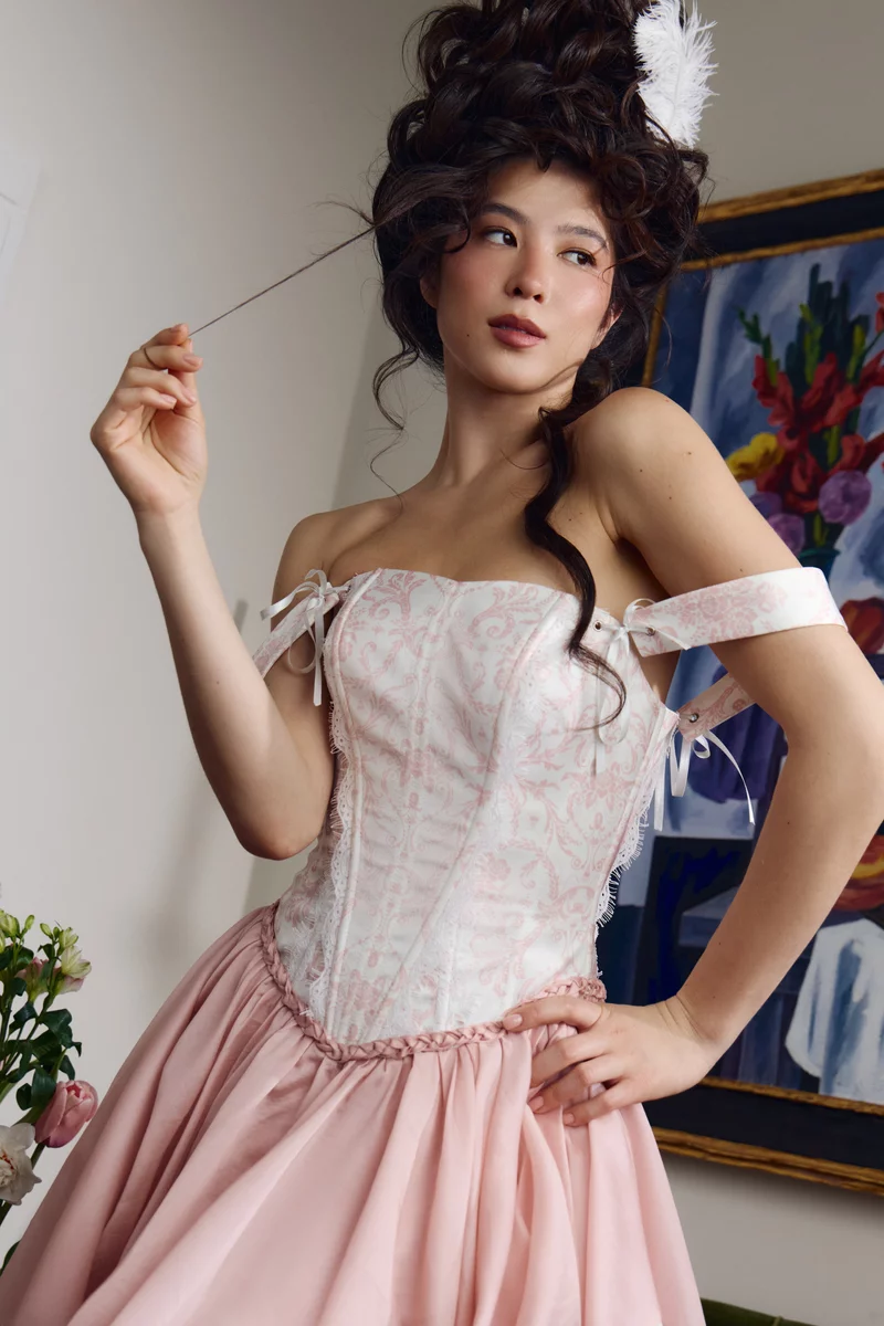 Розовое сатиновое платье макси с принтом Jeanne фотография 5