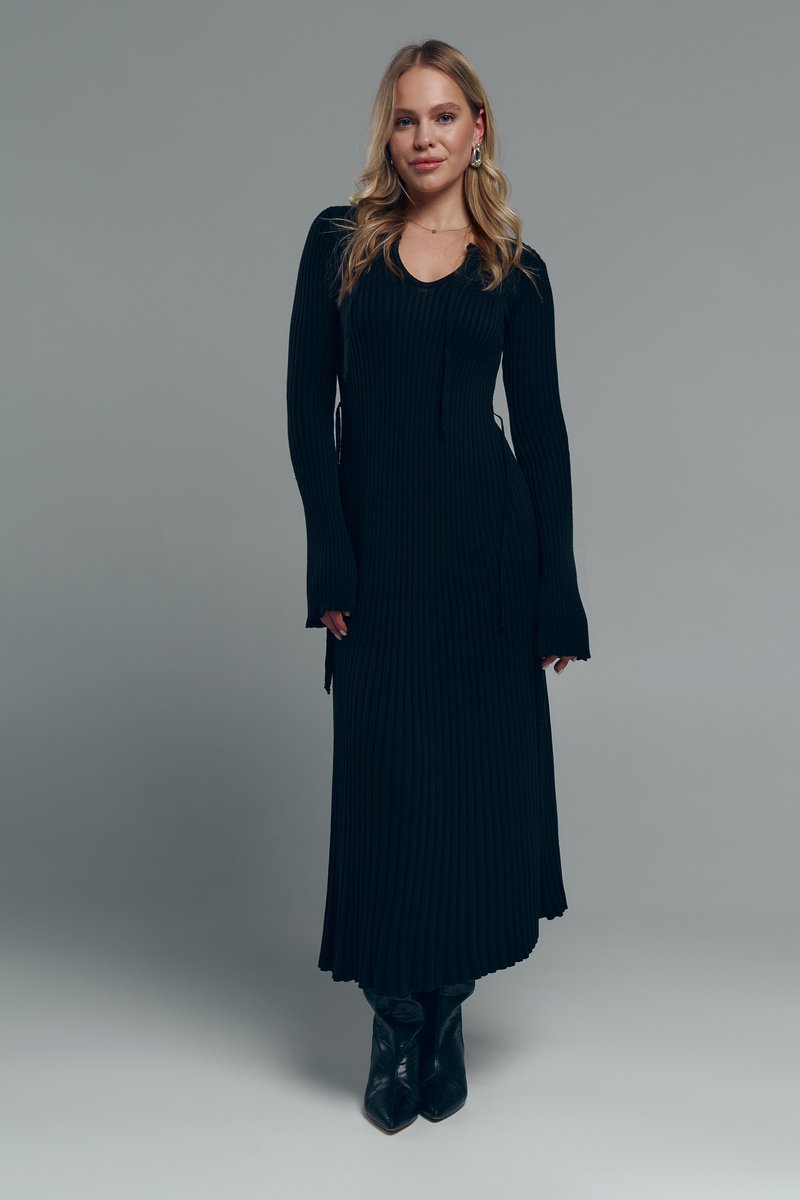 Черное трикотажное платье миди с завязками фотография 1