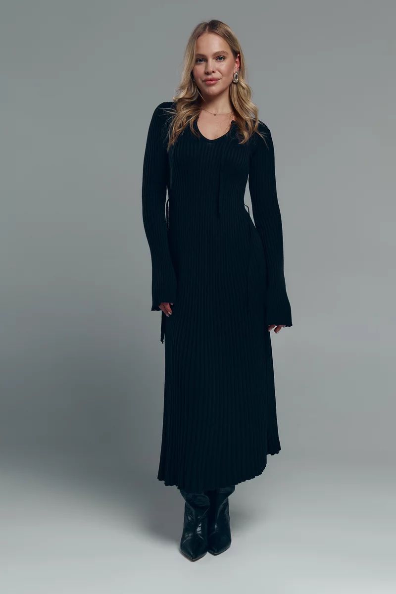 Черное трикотажное платье миди с завязками фотография 1