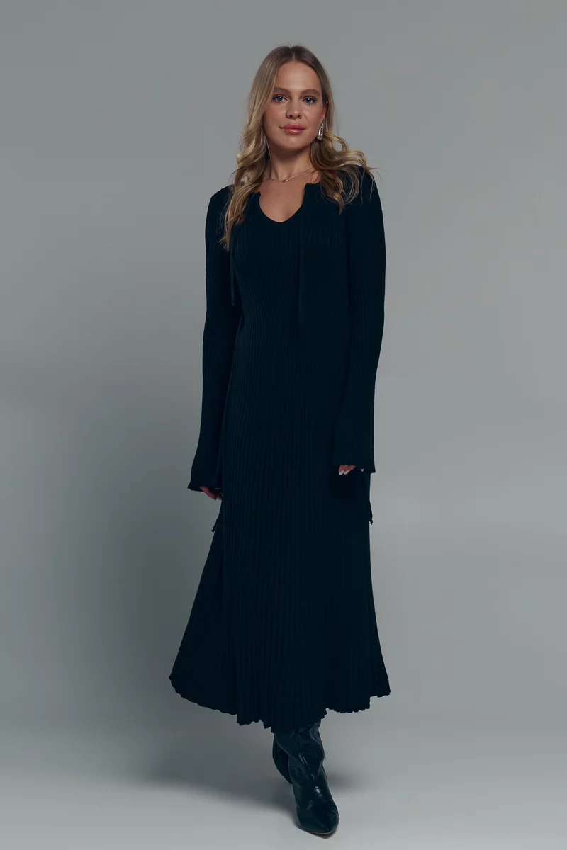 Черное трикотажное платье миди с завязками фотография 3