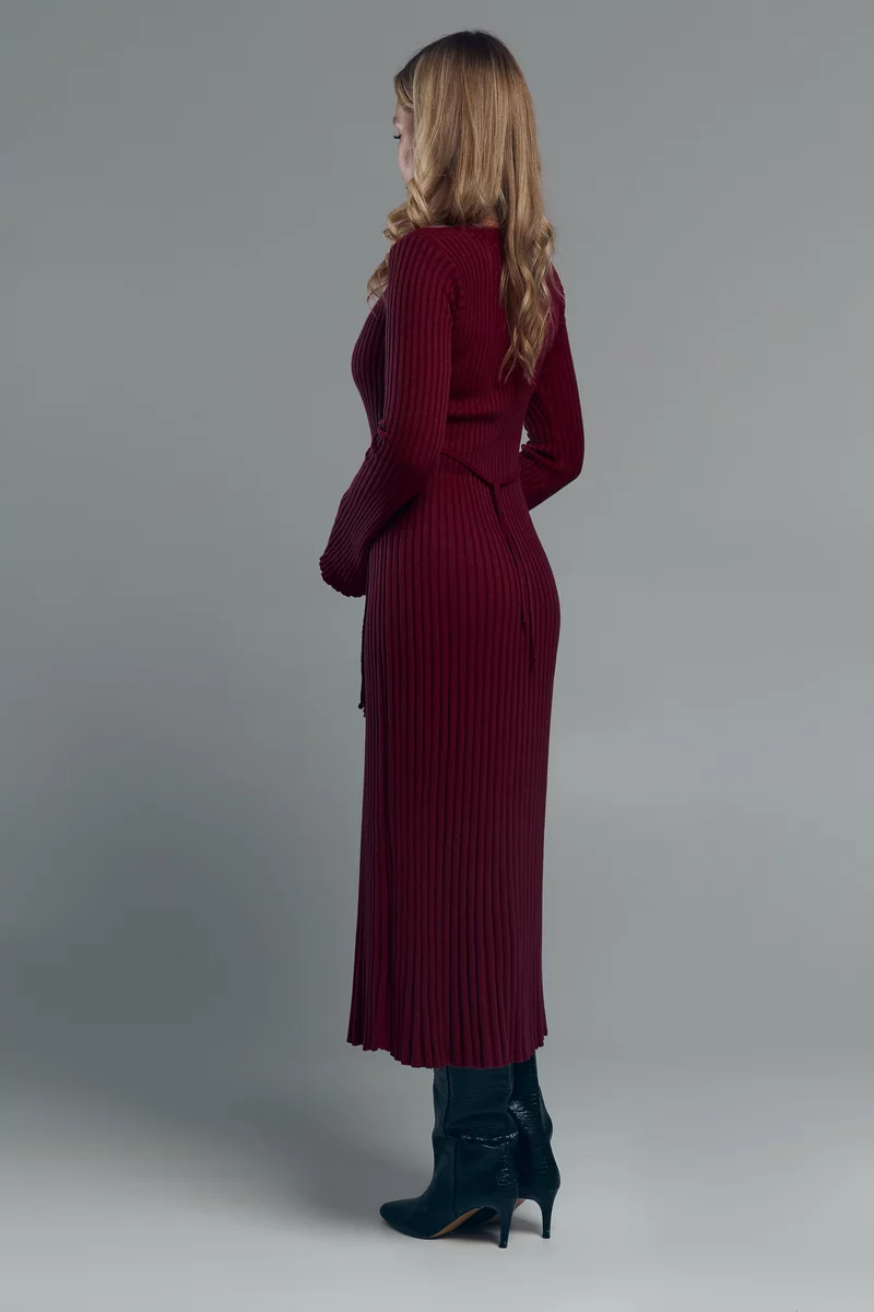 Бордовое трикотажное платье миди с завязками фотография 5
