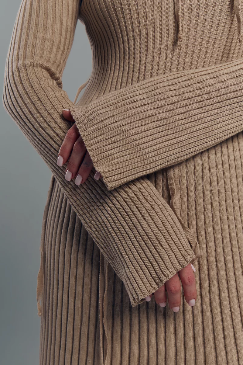 Бежевое трикотажное платье миди с завязками фотография 2