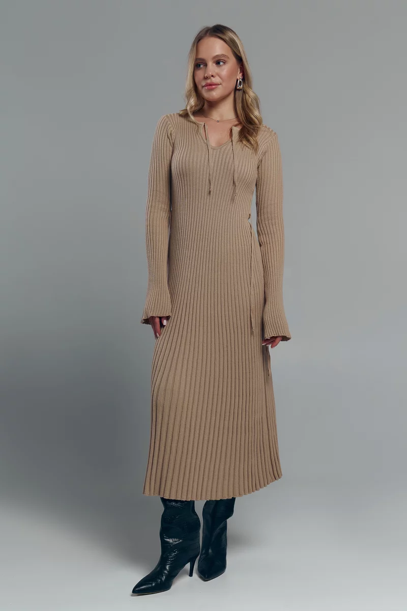 Бежевое трикотажное платье миди с завязками фотография 3