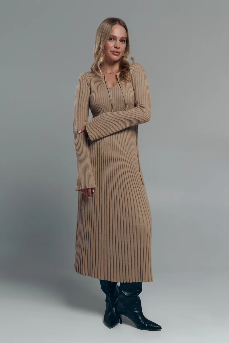 Бежевое трикотажное платье миди с завязками фотография 4