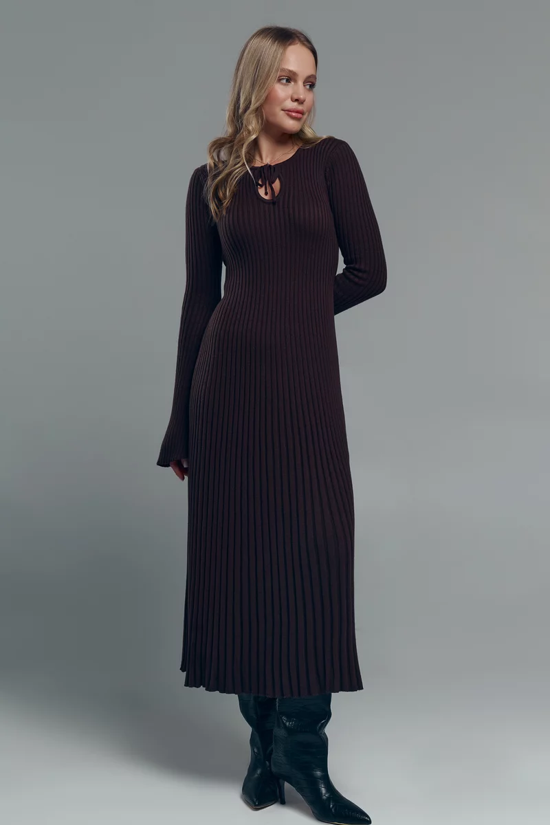 Трикотажное платье миди с завязками в шоколадном оттенке фотография 1