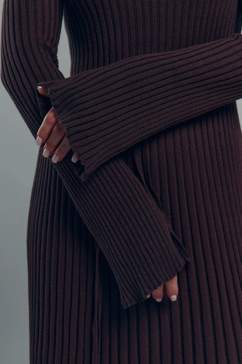Трикотажное платье миди с завязками в шоколадном оттенке фотография 2