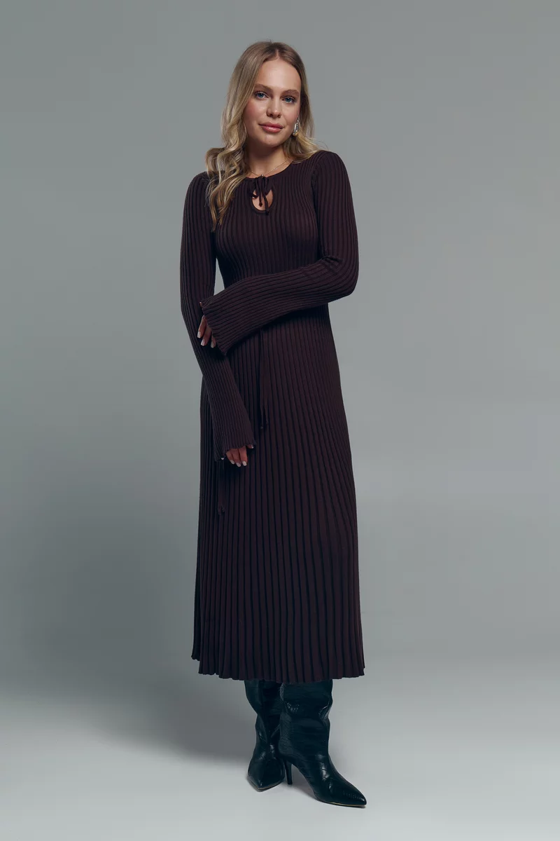 Трикотажное платье миди с завязками в шоколадном оттенке фотография 3