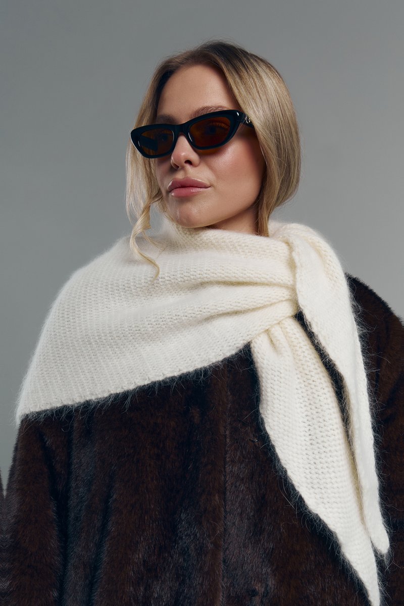 

Молочна ангорова хустка-шарф