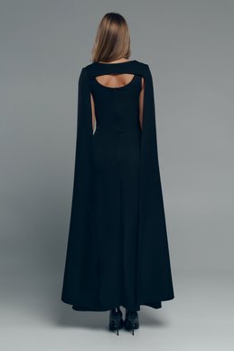 Черное платье макси с накидкой