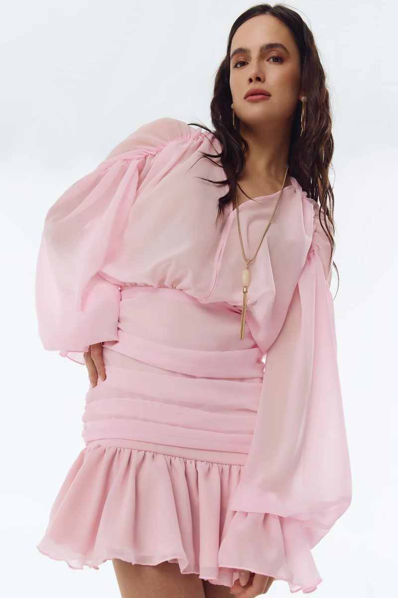 Розовое шифоновое платье мини с рюшами и драпировкой фотография 2