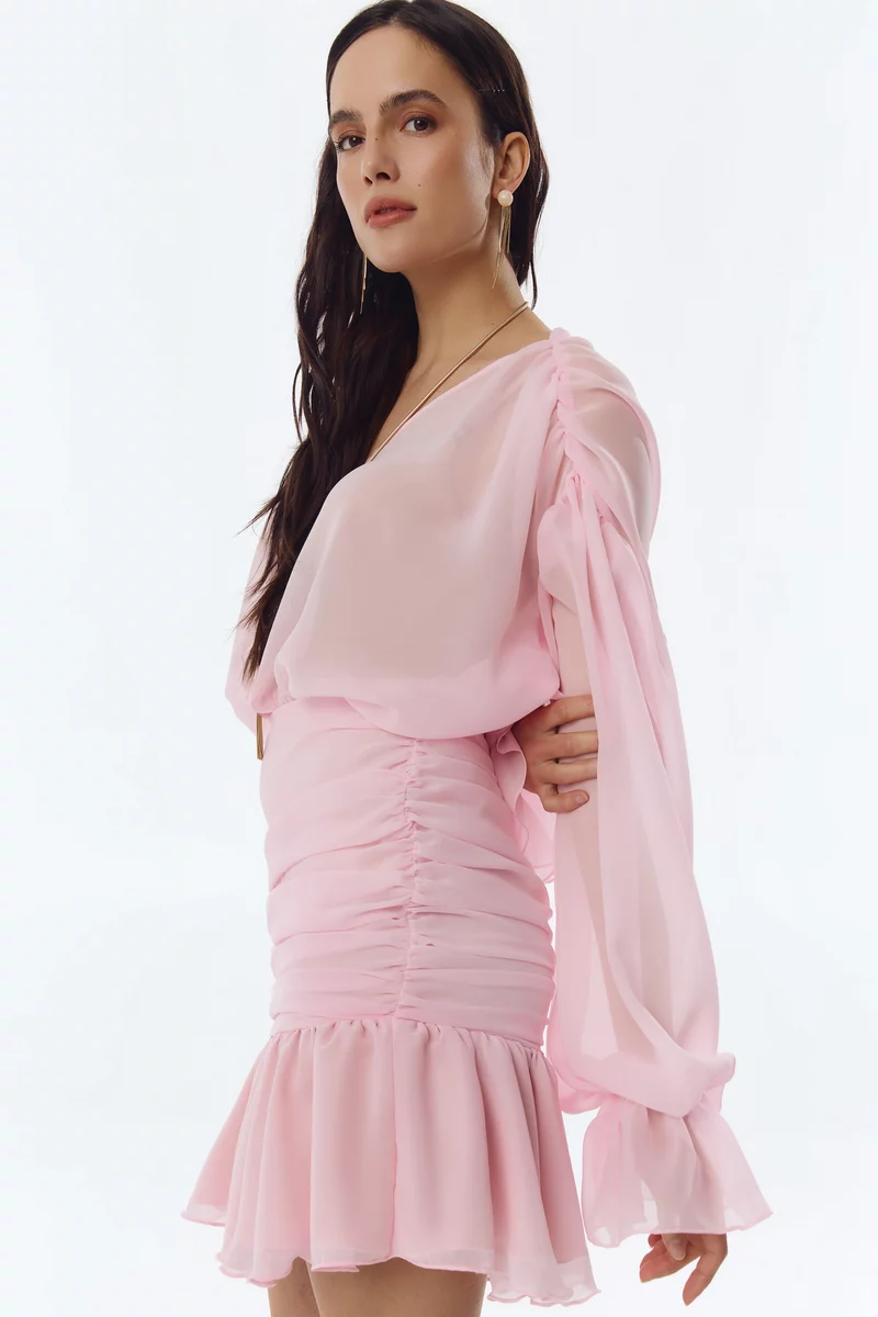 Розовое шифоновое платье мини с рюшами и драпировкой фотография 4