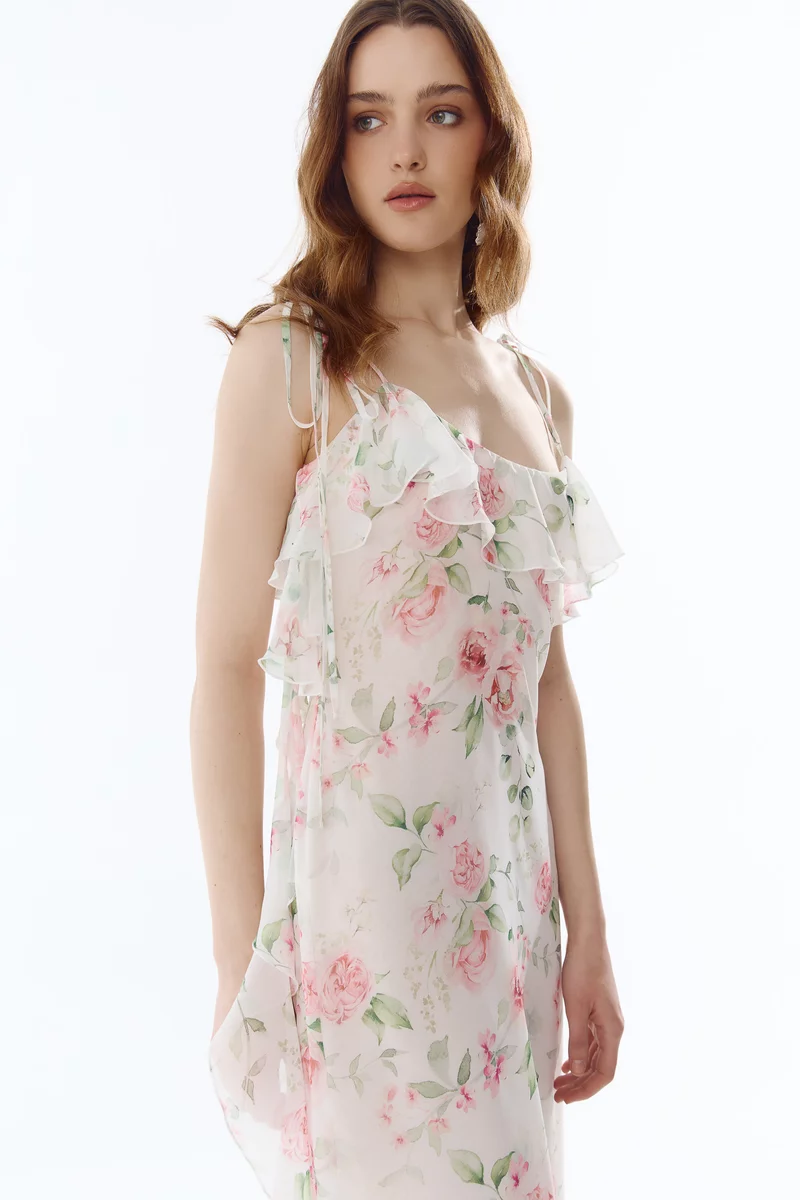 Молочное шифоновое платье макси асимметричного кроя фотография 4