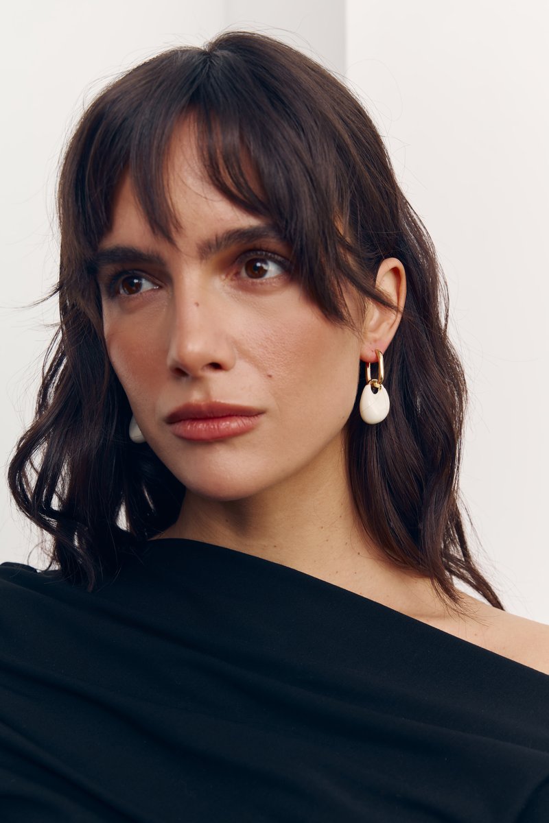 Молочные серьги с подвеской фотография 1