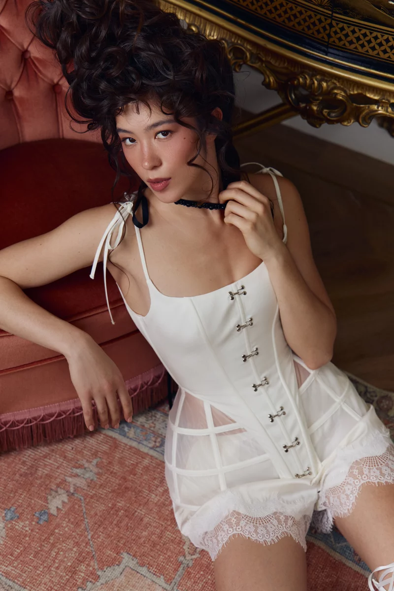 Молочный сатиновый корсет на крючках Versailles фотография 5