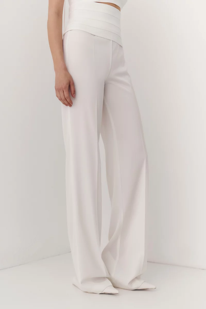 Молочные сатиновые штаны прямого кроя с поясом фотография 2