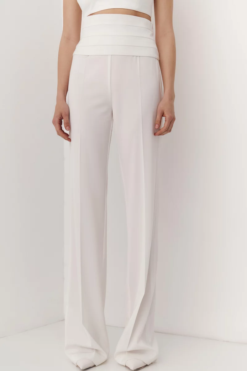 Молочные сатиновые штаны прямого кроя с поясом фотография 4