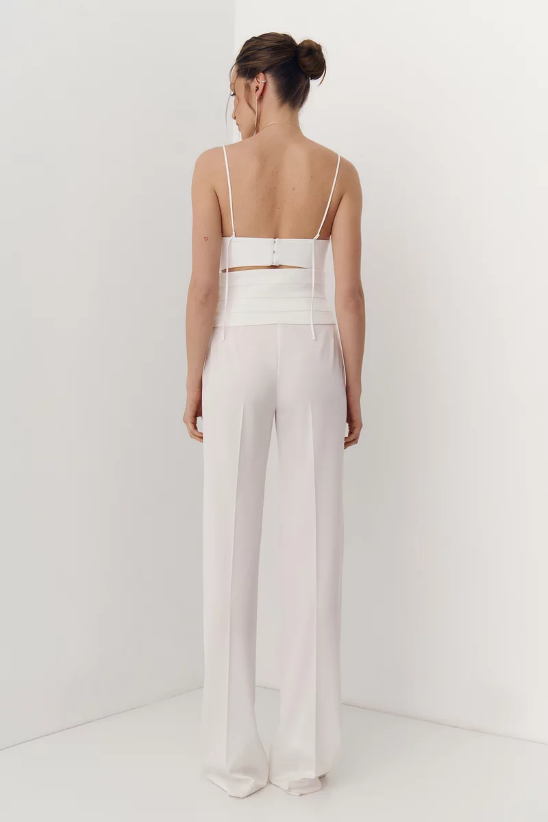 Молочные сатиновые штаны прямого кроя с поясом фотография 5