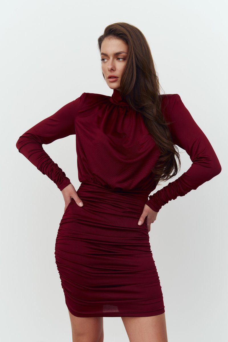

Бордова трикотажна сукня міні з драпіруванням
