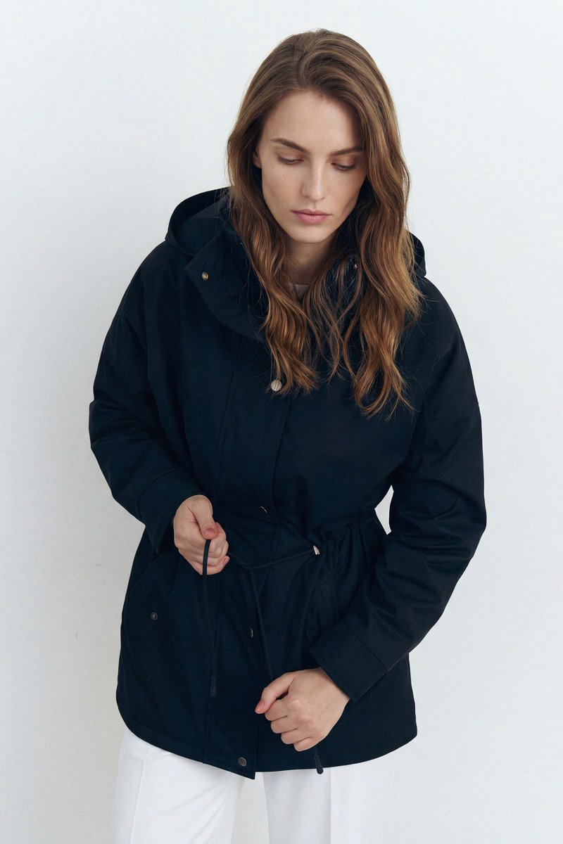 Черная куртка-парка с капюшоном фотография 1