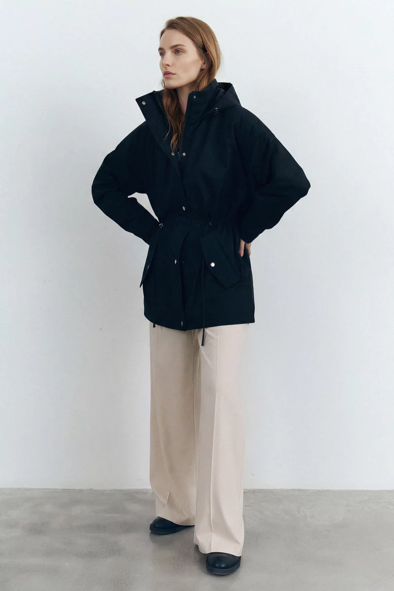 Черная куртка-парка с капюшоном Черная куртка-парка с капюшоном фотография 2