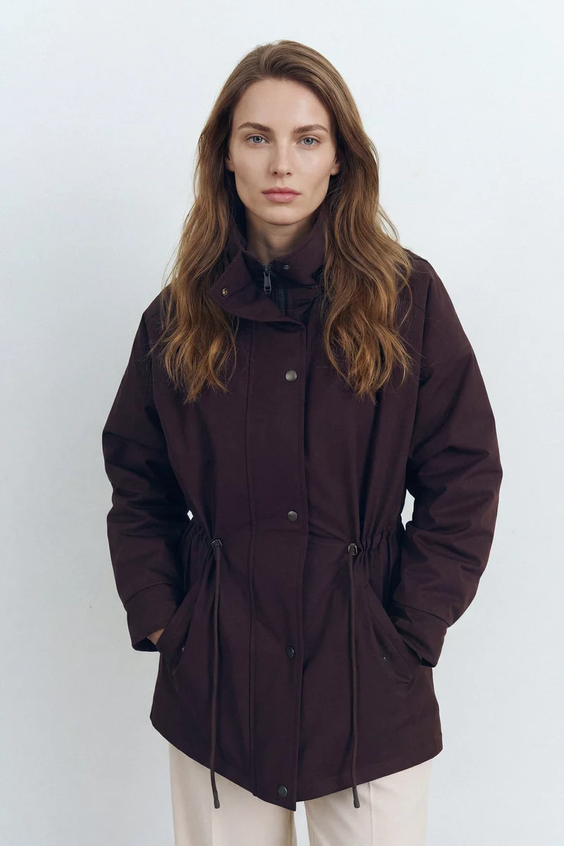 Куртка-парка с капюшоном в шоколадном оттенке Куртка-парка с капюшоном в шоколадном оттенке фотография 1