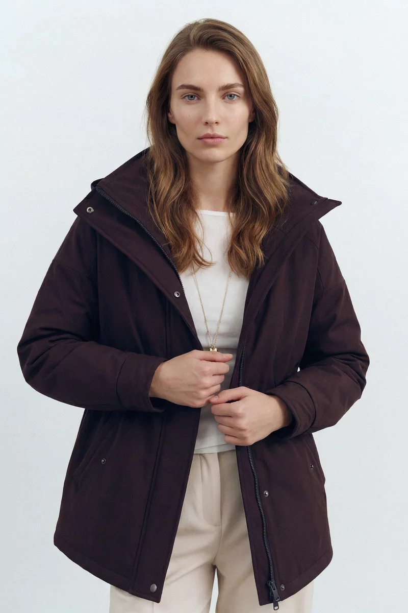 Куртка-парка с капюшоном в шоколадном оттенке Куртка-парка с капюшоном в шоколадном оттенке фотография 2