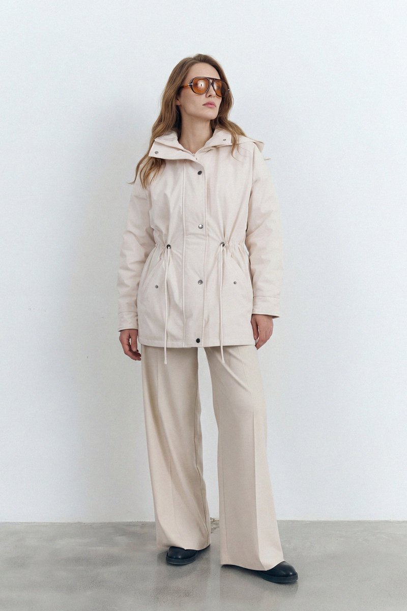 

Молочна куртка-парка з капюшоном