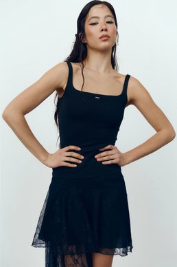 Черный трикотажный топ на тонких бретелях