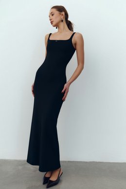 Черное трикотажное платье макси на тонких бретелях